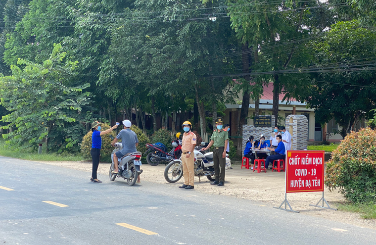 Đội hình thanh niên tình nguyện xã Đạ Kho (huyện Đạ Tẻh) hỗ trợ tại chốt kiểm dịch