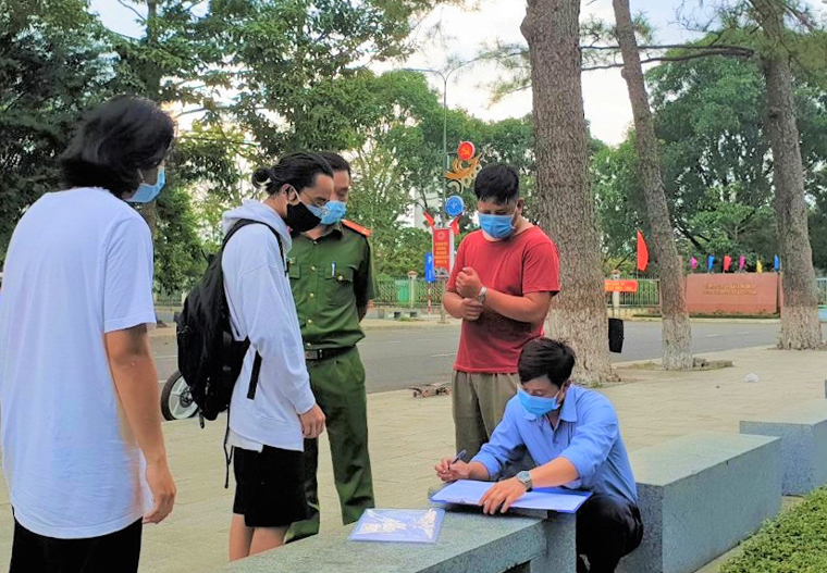 Bảo Lộc xử lý nghiêm các trường hợp không đeo khẩu trang khi ra ngoài