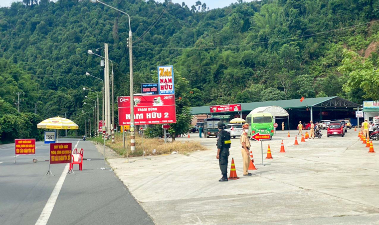 Chốt kiểm soát dịch bệnh số 1 trên địa bàn Đạ Huoai. Ảnh NGHĨA NGUYỄN