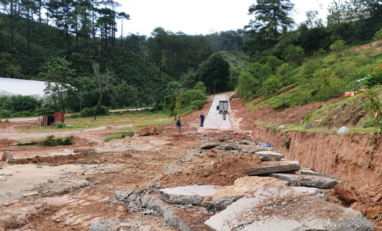 Tháo dỡ gần 300m đường bê tông không phép