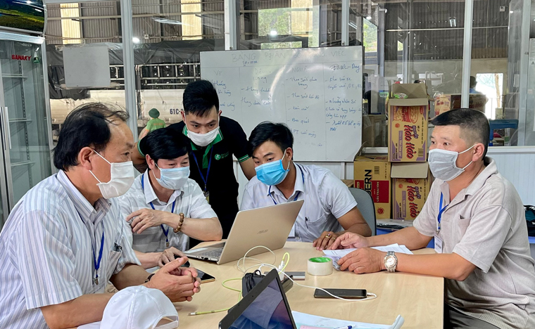 Đoàn kiểm tra liên ngành Sở Y tế kiểm tra công tác phòng chống dịch tại các nhà máy đóng ở Khu Công nghiệp Phú Hội –Đức Trọng