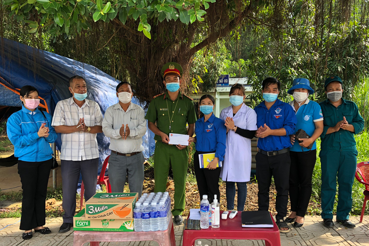 Cát Tiên: Thăm, tặng quà cho các chốt kiểm soát phòng chống dịch bệnh Covid-19