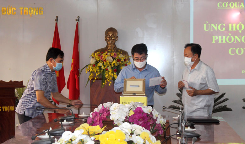Cơ quan Huyện ủy Đức Trọng quyên góp ủng hộ phòng chống Covid-19