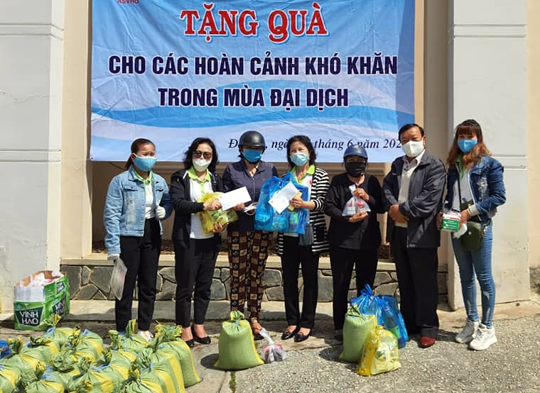 Tặng 200 phần quà cho người dân bị ảnh hưởng bởi dịch Covid-19