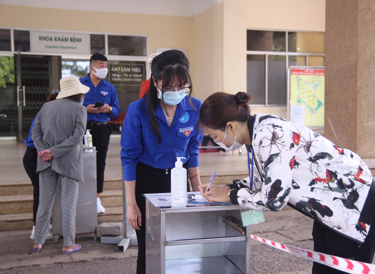 Đoàn viên, thanh niên hỗ trợ bệnh viện phòng chống dịch Covid-19