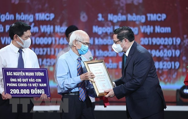 Đại diện các tầng lớp nhân dân ủng hộ vào Quỹ vaccine phòng COVID-19.