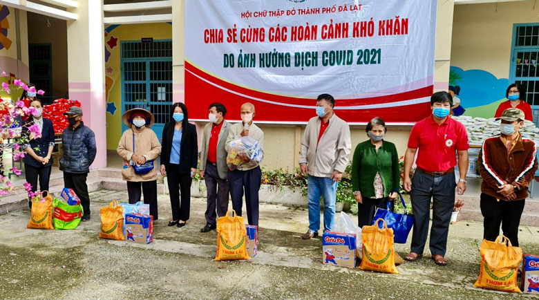 Đà Lạt: Chia sẻ cùng 320 hộ khó khăn do ảnh hưởng bởi dịch Covid-19