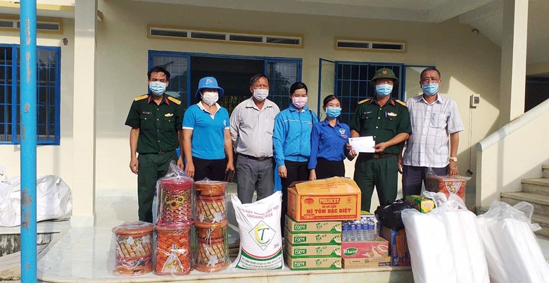 Rất nhiều người dân, tổ chức đã gửi hàng từ thiện ủng hộ cho địa phương