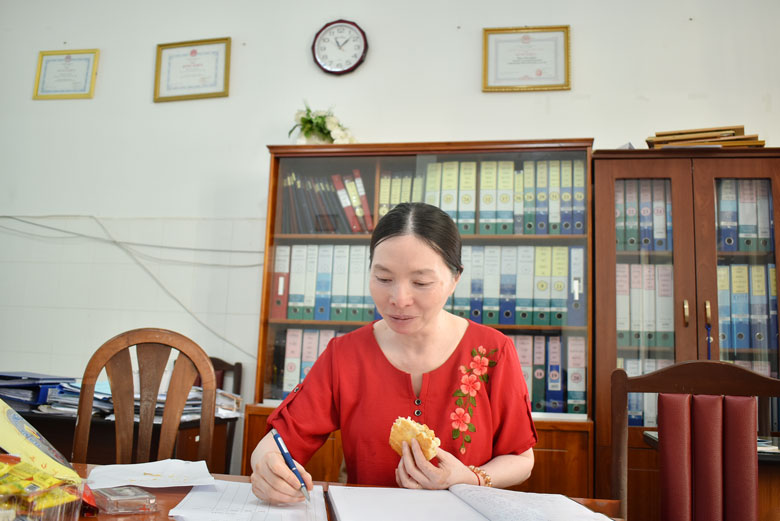 Vừa ăn sáng lúc 10 giờ trưa, vừa phải làm việc