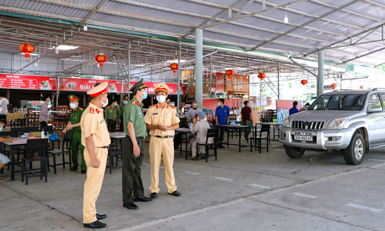 Ngày đêm bám chốt phòng, chống dịch