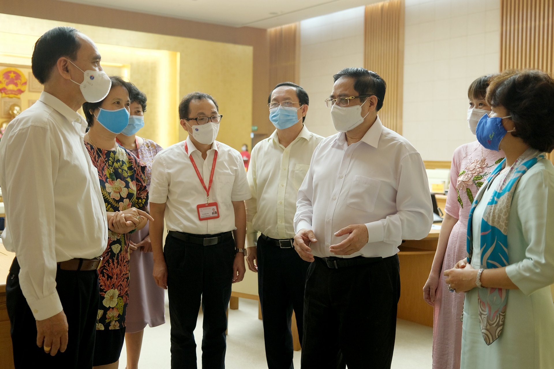Thủ tướng Phạm Minh Chính trao đổi với các đại biểu tham dự cuộc làm việc