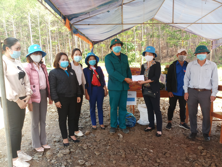 Hội LHPN huyện Lạc Dương trao tặng quà cho lực lượng trực tại chốt kiểm soát dịch bệnh Covid-19 trên Quốc lộ 27C