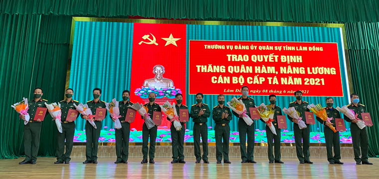 Trao quyết định thăng quân hàm, nâng lương cán bộ cấp tá năm 2021