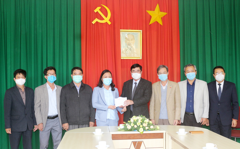 Lãnh đạo tỉnh thăm tặng quà cho Trung tâm Y tế Đà Lạt