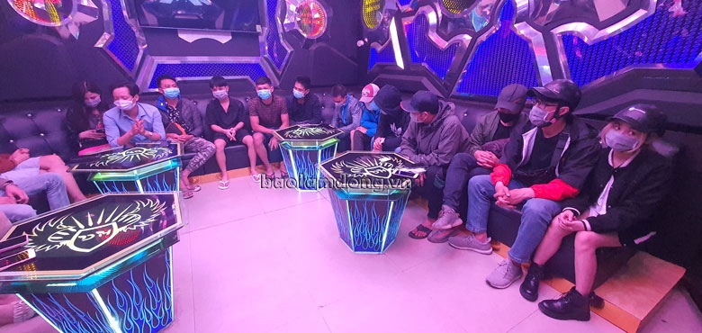 Đà Lạt: Phạt tiền và thu hồi giấy phép kinh doanh 2 quán karaoke phớt lờ quy định phòng chống dịch