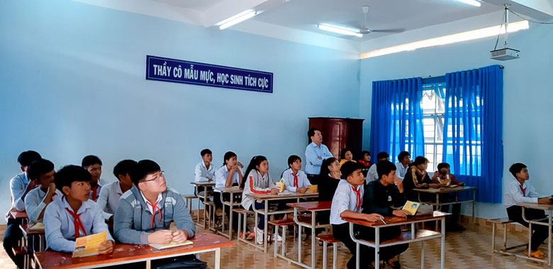 Học tập và làm theo Bác ở một trường vùng sâu