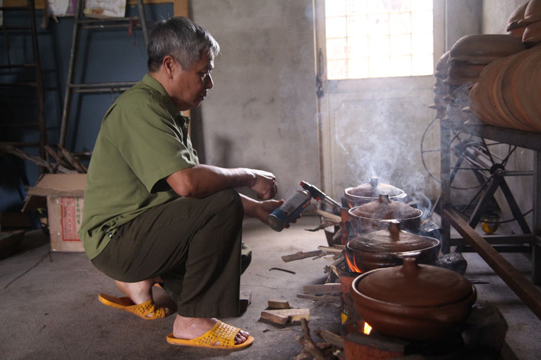Trong quá trình kho từ 16 đến 20 tiếng, ông Khiết phải luôn canh chừng bếp lửa