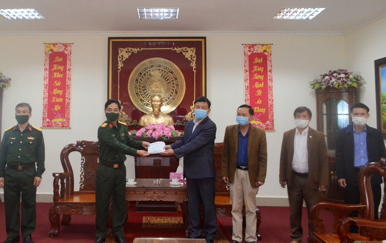 Trưởng Ban Tuyên giáo Tỉnh ủy thăm và tặng quà cán bộ, chiến sĩ lực lượng vũ trang tham gia phòng chống dịch Covid-19