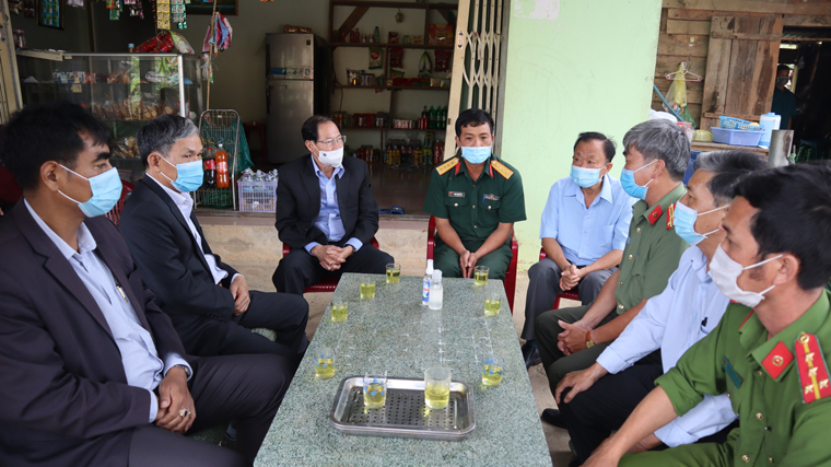 Thăm, tặng quà lực lượng tuyến đầu phòng chống Covid-19 tại Đức Trọng