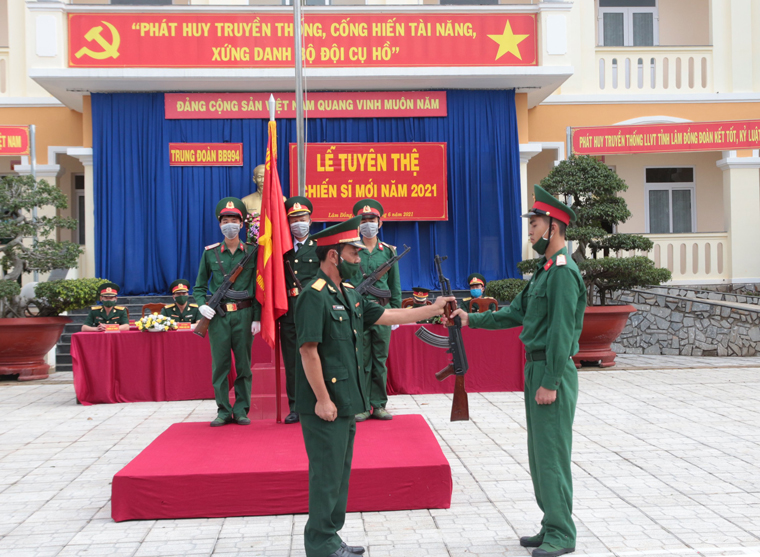 Nghi thức trao vũ khí cho chiến sĩ mới
