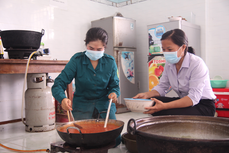 Mỗi bữa ăn được chăm chút như cơm nhà