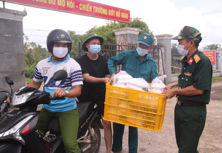 Cơm sau khi nấu được chở đến khu cách ly tập trung đặt tại trụ sở UBND xã Tư Nghĩa cũ