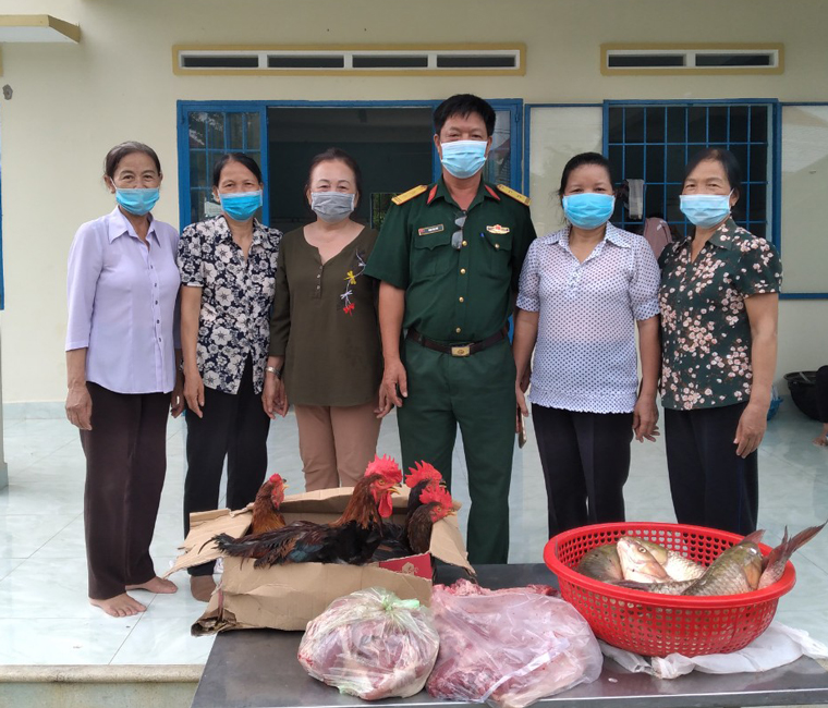 Nhiều người dân mang thực phẩm đến ủng hộ khu cách ly tập trung 