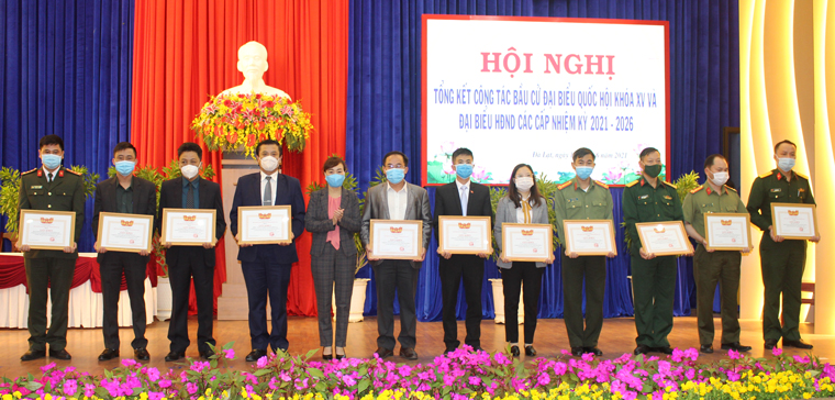 Các tập thể và cá nhân được khen thưởng vì có thành tích xuất sắc trong công tác tổ chức bầu cử