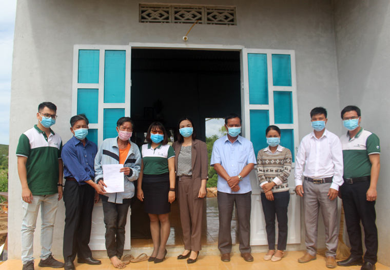 Trao nhà đại đoàn kết cho hộ nghèo vùng sâu