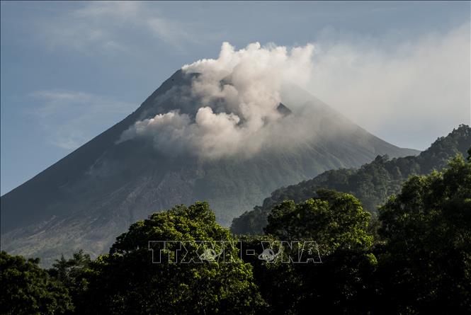 Núi lửa mạnh nhất ở Indonesia phun trào khí nóng