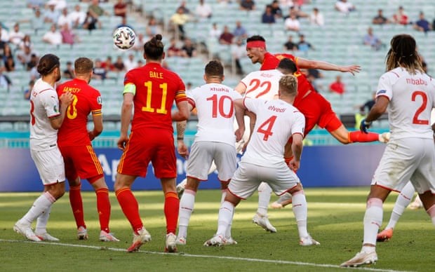 Kieffer Mooregỡ hòa 1-1 cho Xứ Wales.