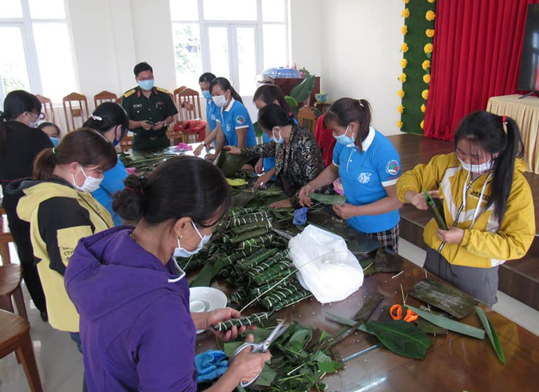 Bảo Lâm: Nấu cơm rượu, làm bánh tro tặng công dân và cán bộ khu cách ly