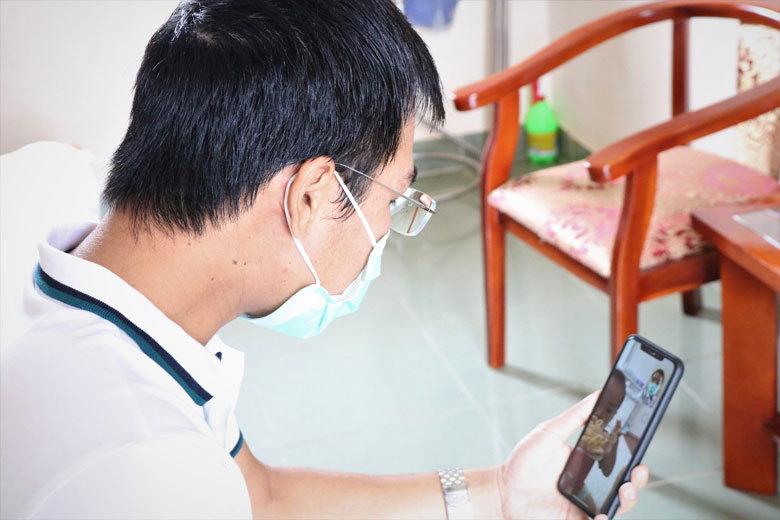 Thời gian gọi điện thoại về nói chuyện với gia đình, có lẽ là lúc những người cách ly thấy yên tâm và vui vẻ nhất