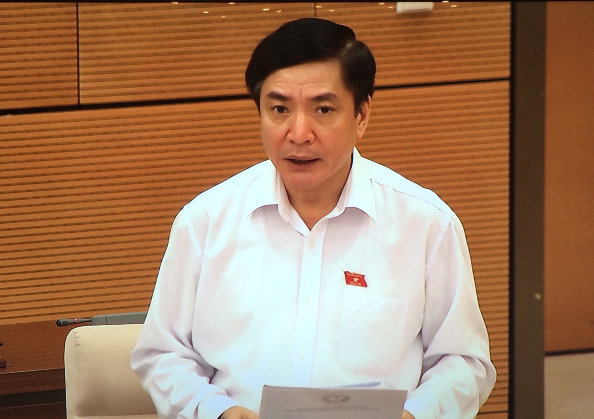 Tổng Thư ký, Chủ nhiệm Văn phòng Quốc hội Bùi Văn Cường báo cáo tại phiên họp.