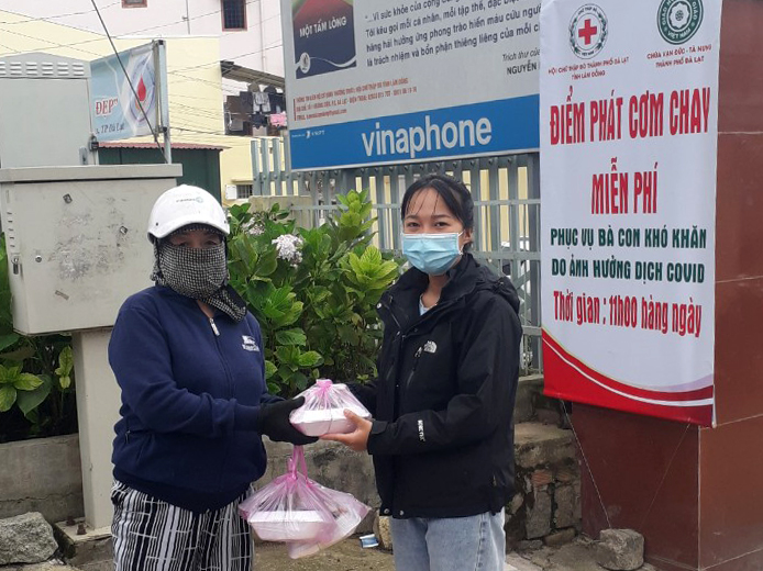 Đà Lạt: Tặng 100 suất cơm trưa hàng ngày cho người bị ảnh hưởng bởi dịch Covid-19