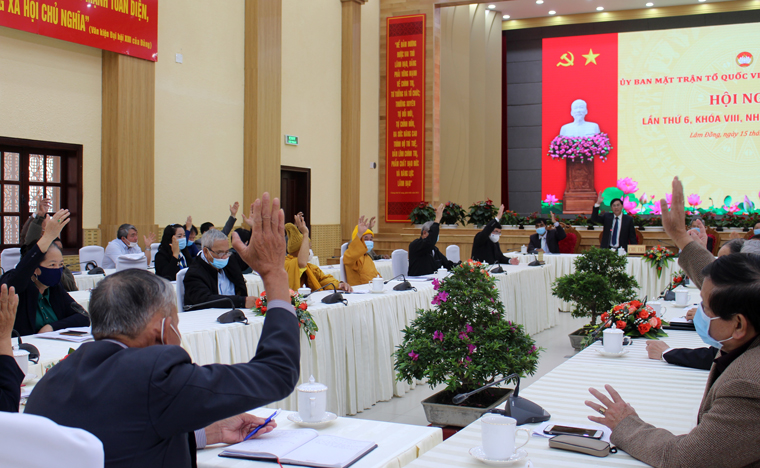 Các đại biểu biểu quyết thống nhất giới thiệu nhân sự Hội thẩm Nhân dân tỉnh và thay thế các Ủy viên Ủy ban MTTQ Việt Nam tỉnh khóa VIII, nhiệm kỳ 2019 – 2024