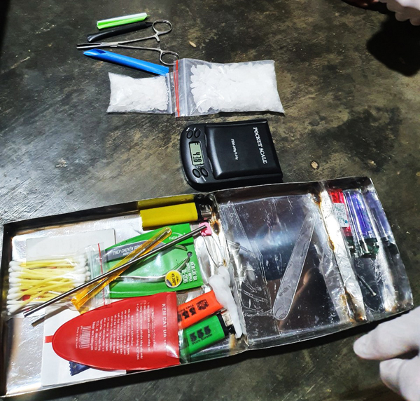 Tạm giữ 2 đối tượng tàng trữ trái phép chất ma tuý