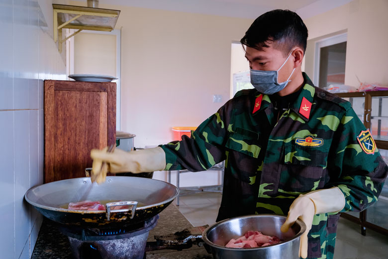 Từ sáng sớm, các chiến sĩ ở đây đã đi chợ, nấu ăn để chuẩn bị các bữa ăn cho những người cách ly