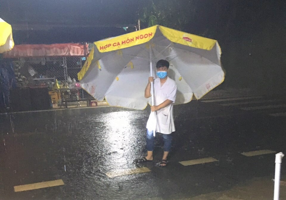 Gian nan phòng chống dịch giữa trời mưa