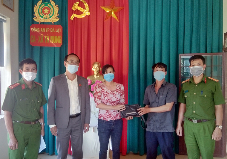 Nhặt được 60 triệu đồng liền trả lại người đánh rơi