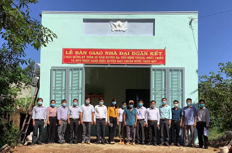 Bàn giao nhà đại đoàn kết cho hội viên nông dân