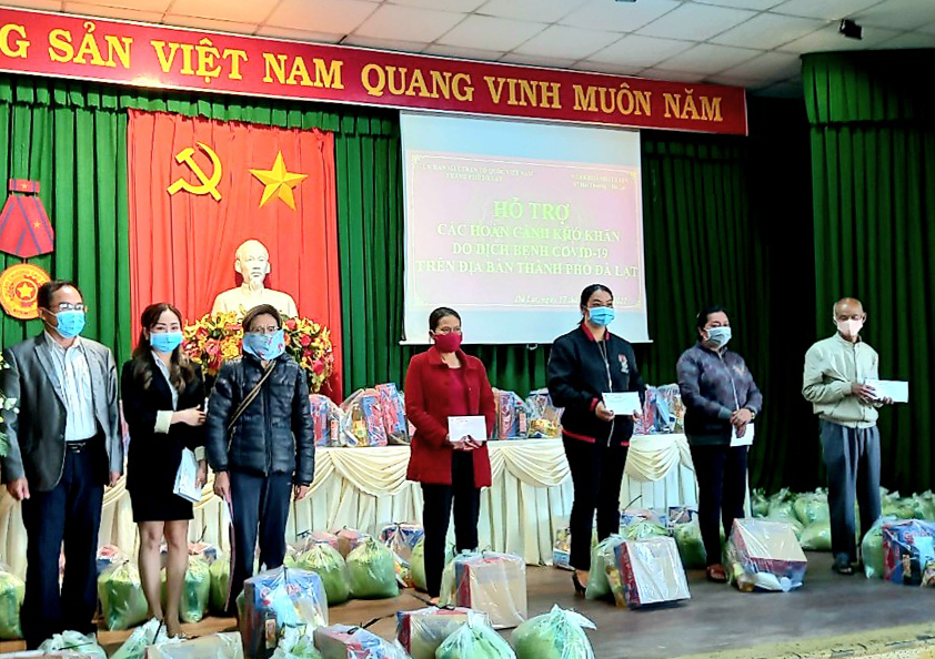 Đà Lạt: Trao 50 phần quà hỗ trợ hoàn cảnh khó khăn do dịch Covid-19