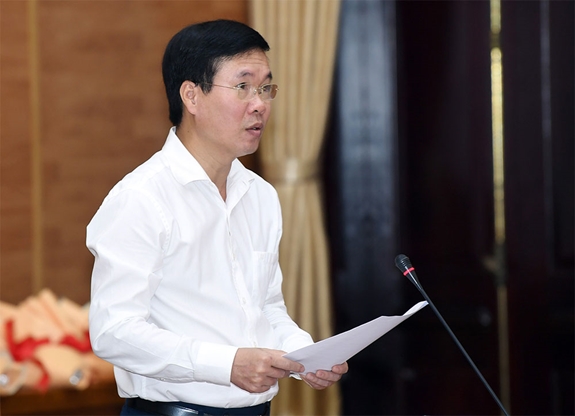 Đồng chí Võ Văn Thưởng, Thường trực Ban Bí thư công bố quyết định của Bộ Chính trị, khóa XIII chỉ định các đồng chí tham gia QUTƯ, Thường vụ QUTƯ nhiệm kỳ 2020-2025.