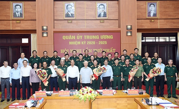 Tổng Bí thư Nguyễn Phú Trọng; Chủ tịch nước Nguyễn Xuân Phúc; Thủ tướng Phạm Minh Chính cùng các đại biểu dự phiên họp chụp ảnh chung với các đồng chí QUTƯ, Thường vụ QUTƯ nhiệm kỳ 2020-2025 và các đồng chí Thường vụ QUTƯ nhiệm kỳ 2015-2020.