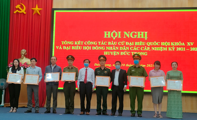 Các tập thể xuất sắc trong công tác bầu cử đại biểu Quốc hội khóa XV và đại biểu HĐND các cấp nhiệm kỳ 2021-2026 nhận giấy khen của UBND huyện Đức Trọng