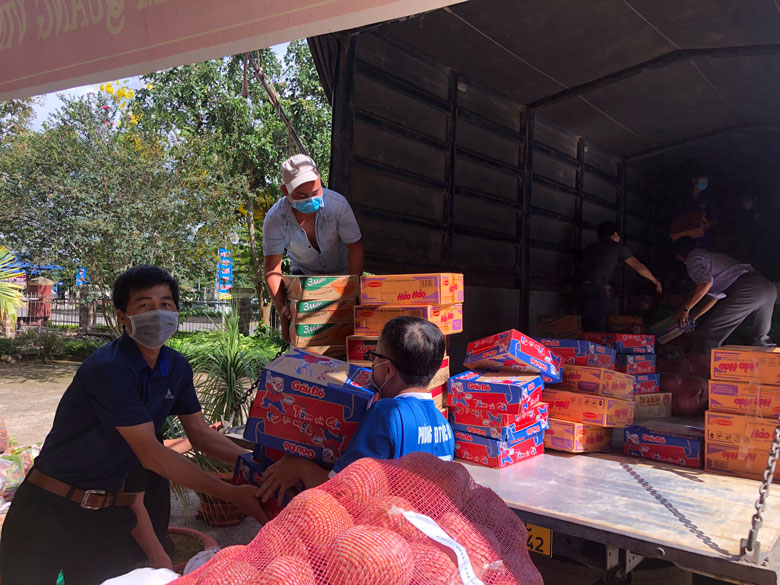 Lực lượng đoàn viên, thanh niên vận chuyển hàng hóa lên xe