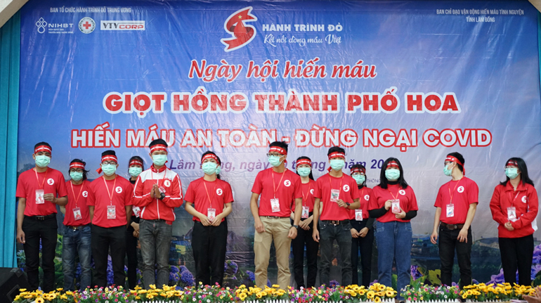 Các tình nguyện viên ra mắt nhận nhiệm vụ tại các ban được phân công sẵn sàng phục vụ Ngày hội Hiến máu tình nguyện “Giọt hồng Thành phố Hoa” vào sáng mai 20/6