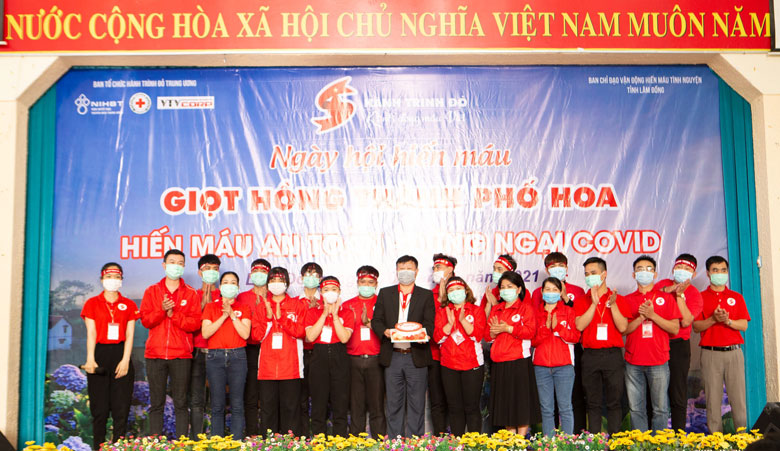 Trao Chứng nhận cho các tình nguyện viên Hành trình Đỏ