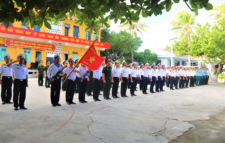 Thiêng liêng lễ chào cờ của cán bộ, chiến sĩ trên các đảo, điểm đóng quân ở quần đảo Trường Sa là đề tài luôn được các nhà báo, phóng viên săn đón