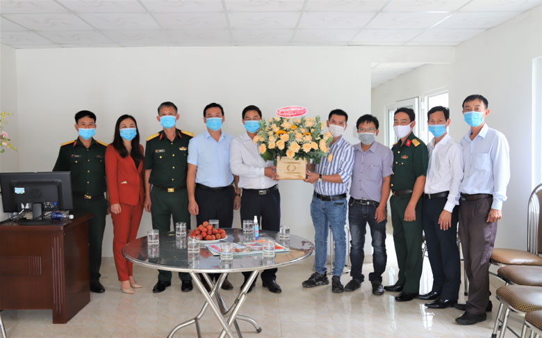 Đồng chí Nghiêm Xuân Đức - Phó Bí thư Thường trực Thành ủy Bảo Lộc cùng đại diện các cơ quan, đơn vị địa phương đến thăm và tặng hoa chúc mừng Báo Lâm Đồng tại Văn Phòng Bảo Lộc nhân kỷ niệm ngày báo chí Cách mạng Việt Nam 21/6